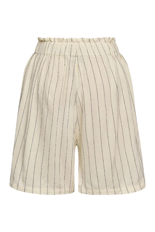 a-view-lerke-stripe-shorts-005-off-white